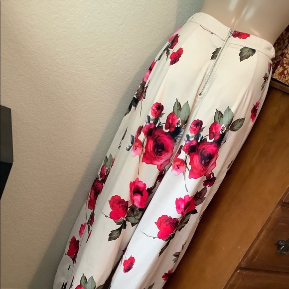 Gorgeous floral print flowy open leg pants - Picture 10 of 15